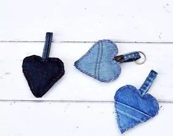 如何把旧牛仔裤变成新的,旧牛仔裤改变上衣