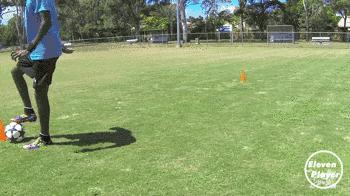 足球多人参与的运球控球训练,足球训练10个基本动作