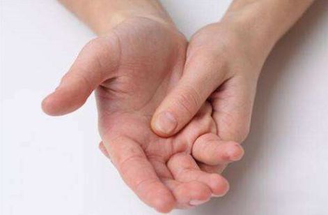 睡觉容易手麻腿麻是什么原因,睡觉左边胳膊手麻是怎么回事