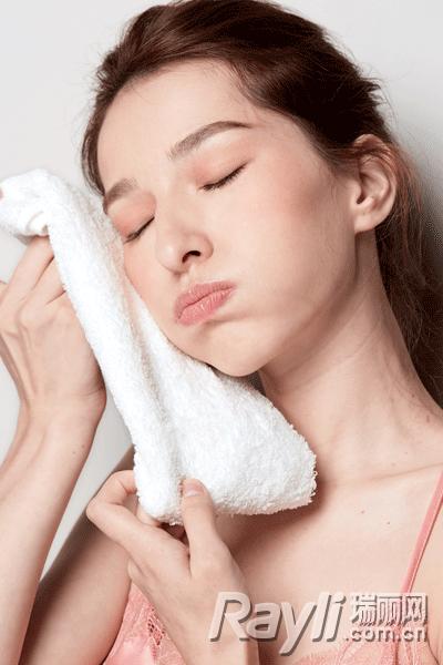 刘嘉玲挺孕肚走红毯,刘嘉玲澄清怀孕