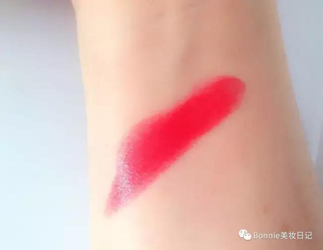 为什么我们种草的口红好看,为了口红铺了10层粉