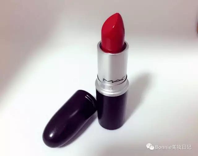 为什么我们种草的口红好看,为了口红铺了10层粉