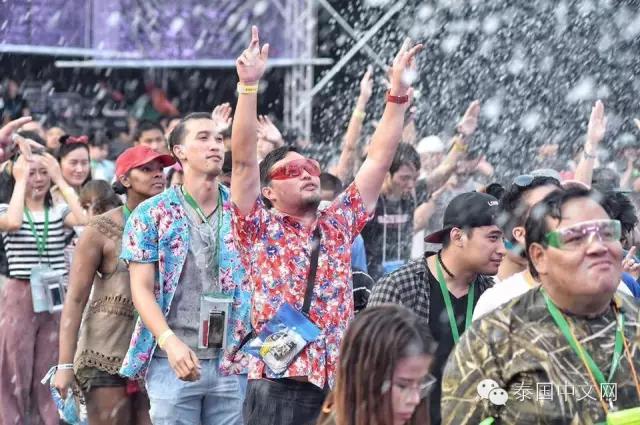 泰国泼水节中国游客,万人空巷的泰国泼水节