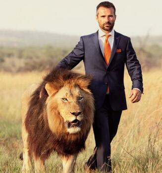 男子与三头狮子踢足球，名义上是保护动物，而真实原因竟是这！