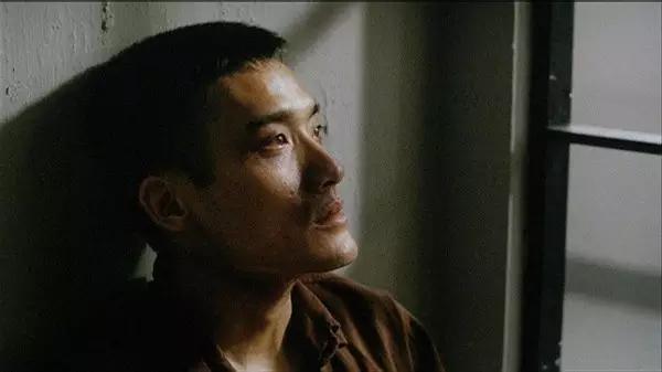 盘点港片监狱吃牢饭,回顾港片中那些让人心疼的瞬间