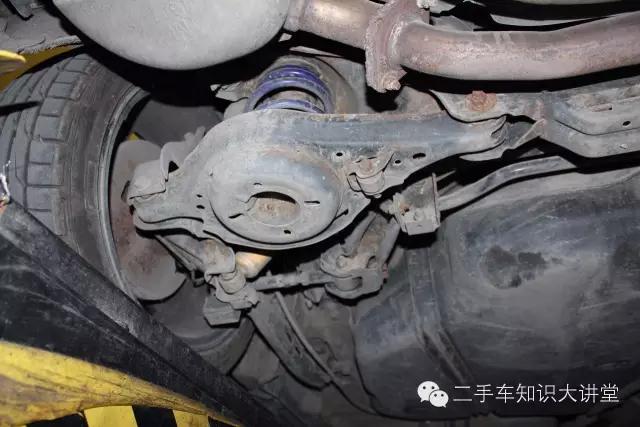 这台二手车换过悬挂、刮过底盘,但把车吊起来后,评估师惊呆了!