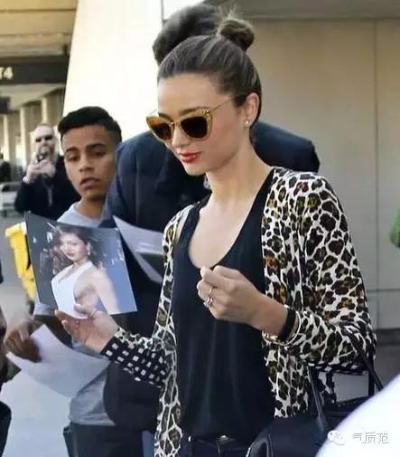 墨镜的正确戴法图片,什么脸型适合戴什么样的墨镜男