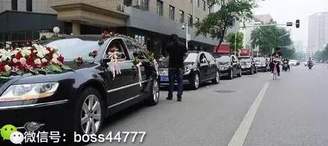 低调大亨派出百台大众辉腾接新娘，女方哭着怎么是迈腾？