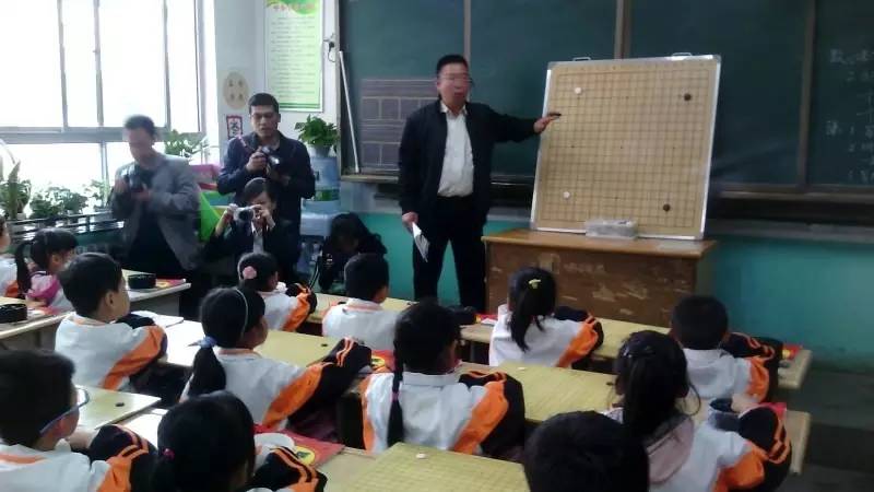 小学阅读完童年后的活动,看孩子运动会想起自己小时候