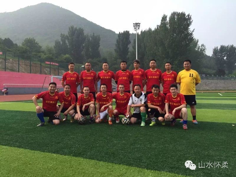 所有人别再拘于眼前的苟且,怀柔首届业余⚽联赛即将开赛,我们在寻找爱⚽的你,还不赶紧跳到球场来?