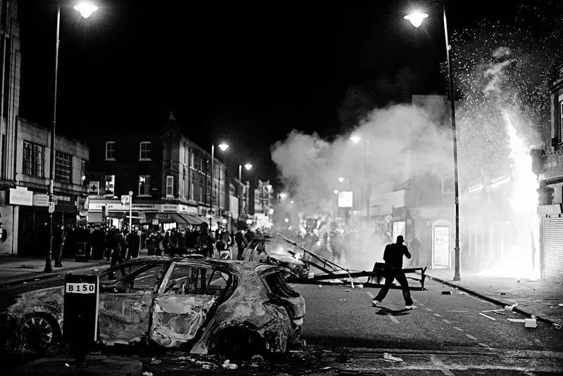 看他们正在踢足球是什么时态,当我们看足球时我们在看什么