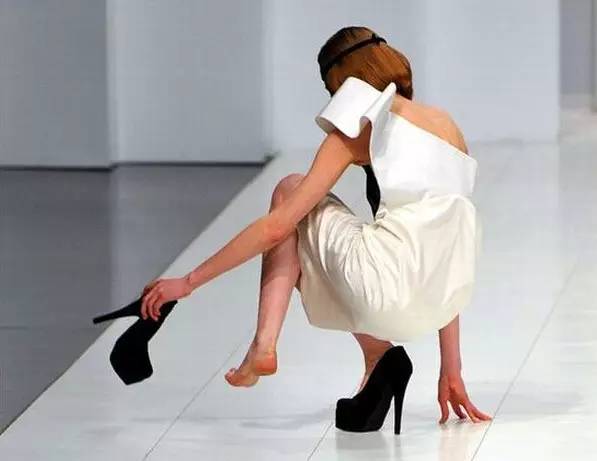 心疼！*疆新**妹子身上的这个痛，光看着就想上去抱抱！