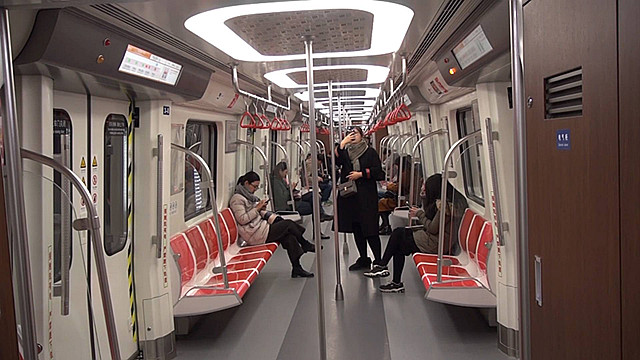 56秒丨探路青岛地铁2号线:李村、石老人站艺术墙抢眼球