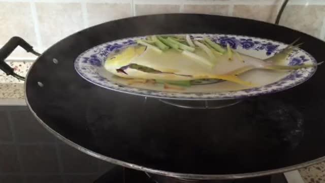 鲜嫩美味的清蒸鲳鱼做法,清蒸鲳鱼最简单好吃的做法