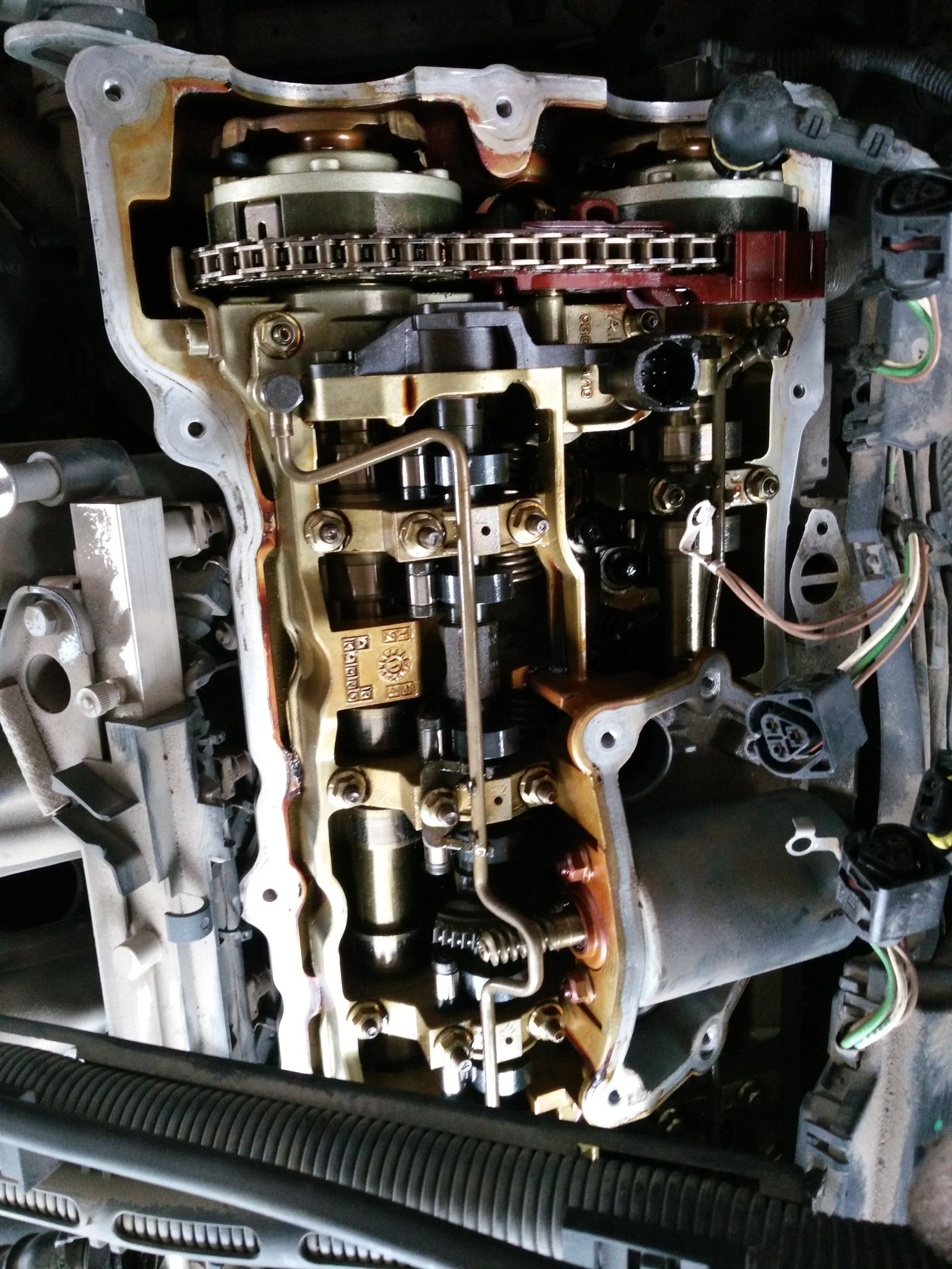 2011年的宝马320烧机油漏机油吗,11年宝马320官方建议加多少机油