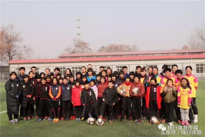 橙色蜗牛走进精英博爱小学传递河北足球爱心正能量