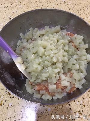不用皮冻的灌汤小笼包肉馅怎么做,灌汤小笼包半成品制作