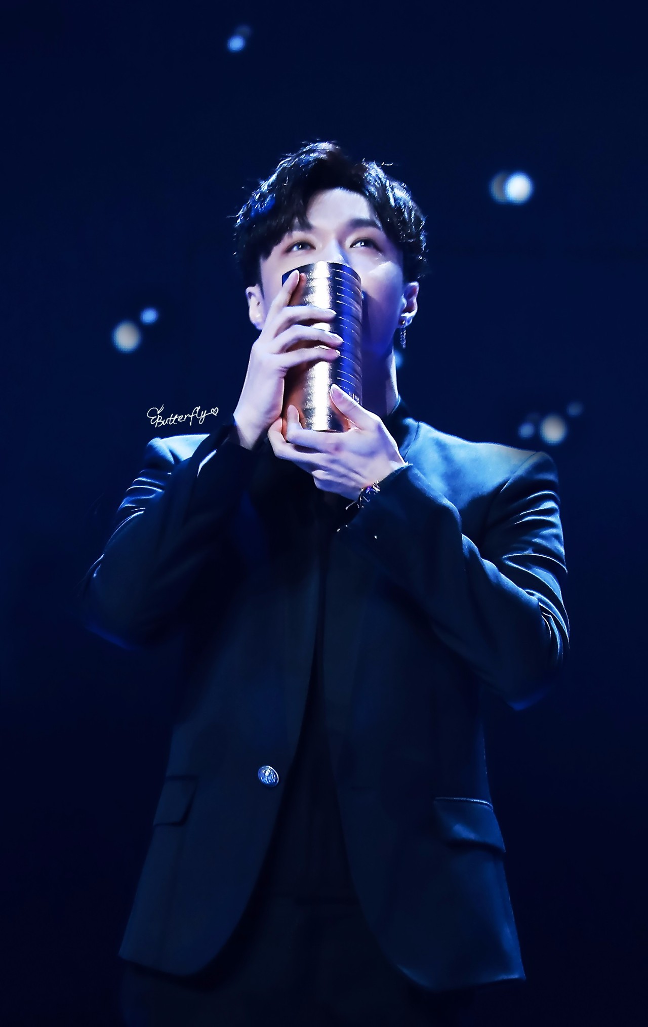 张艺兴下跪韩国,张艺兴单膝下跪演唱会