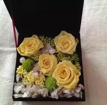 怎么把鲜花做成标本不会枯萎,透明树脂胶怎么制作鲜花标本