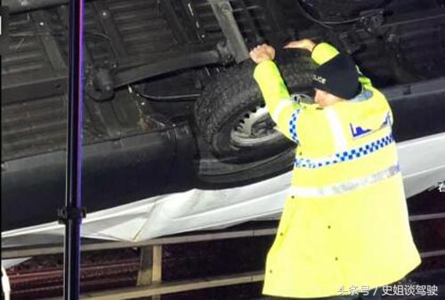 警察拽住悬空汽车,交警化身超人救被困市民