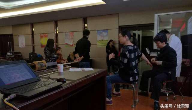 医生我肩膀一碰就痛图片,医生我的肩膀碰一下就好痛