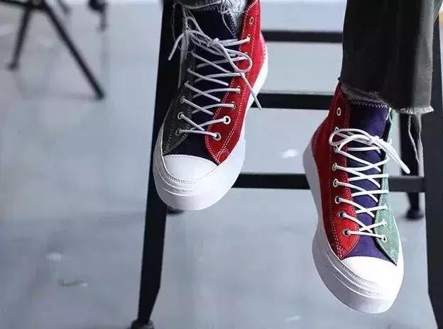 易烊千玺贝壳鞋子,易烊千玺穿的平价又潮的鞋