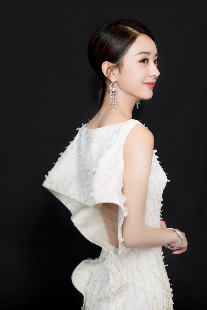 赵丽颖注重保暖,赵丽颖大热天拍戏穿羽绒服