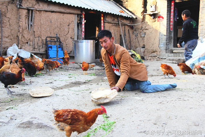 洛阳这个小伙跪地爬行26年：双手布满老茧，两天磨破一条裤子！