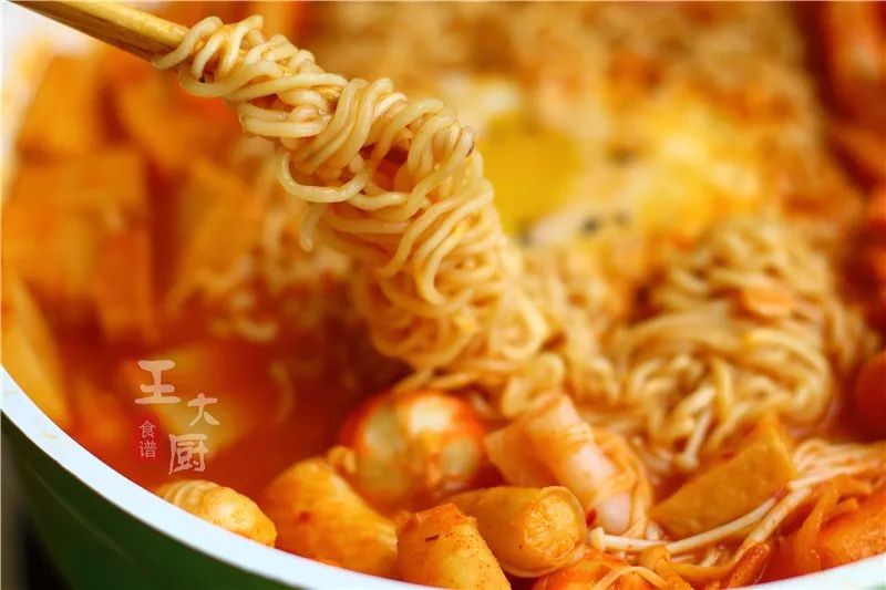 简单又实在的部队火锅,把人都能馋哭的美食的视频