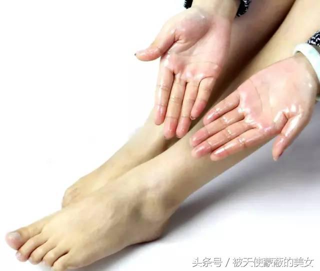 秋冬季节腿部干燥起皮屑怎么处理,秋冬腿上干燥起皮有白屑