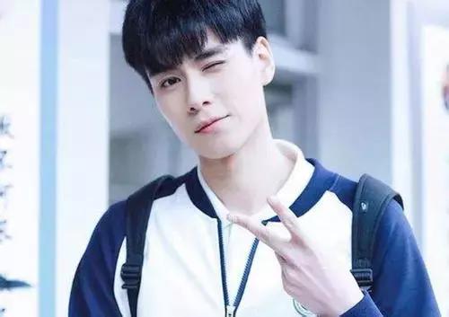 又双叒叕翻拍了!两位新晋小鲜肉你更看好谁?