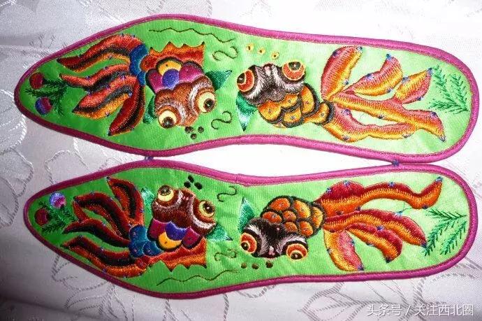农村女人手工绣花鞋垫,农村妇女做鞋垫图片