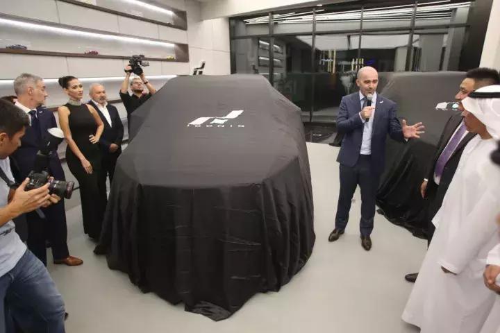 在迪拜繁华的CityWalk街区展厅，我看到了一辆中国品牌的电动车