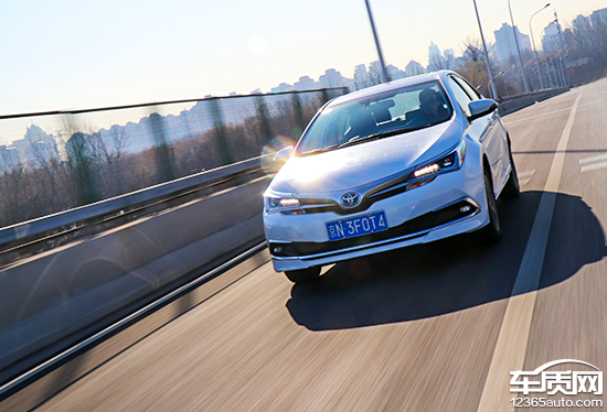 卡罗拉双擎旗舰版空间坐人实测,沉浸式体验卡罗拉双擎2017款