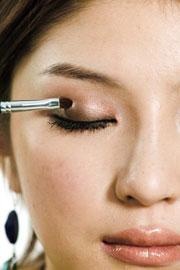 眼睛特别小怎样让眼睛变大,眼睛小的人怎么把眼睛变大