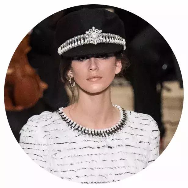 集装箱、手风琴、救生圈，还有什么是香奈儿不能做成手袋的吗？