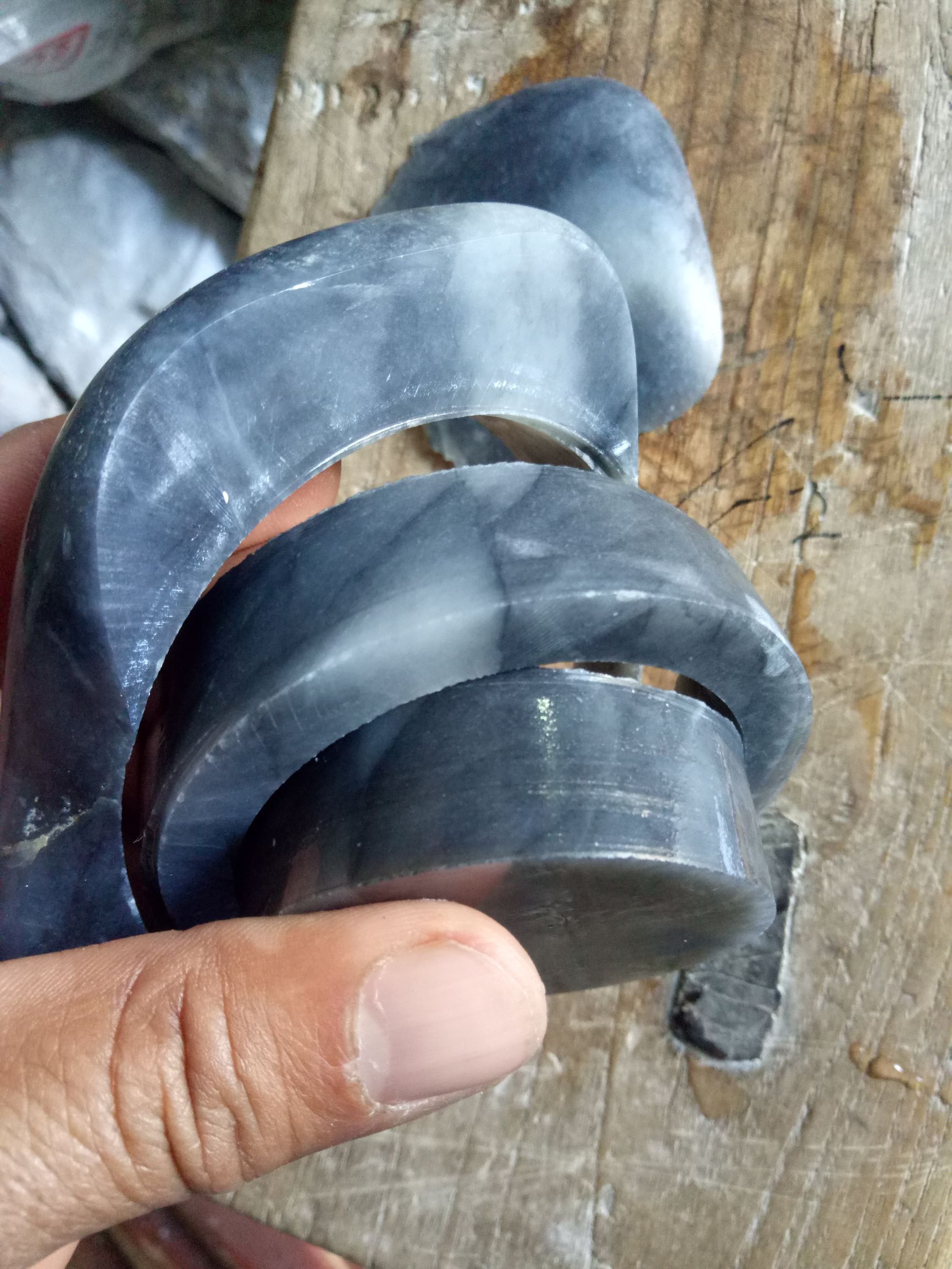 巴掌大的玉矿石值多少钱,巴掌大的玛瑙原石能卖多少钱