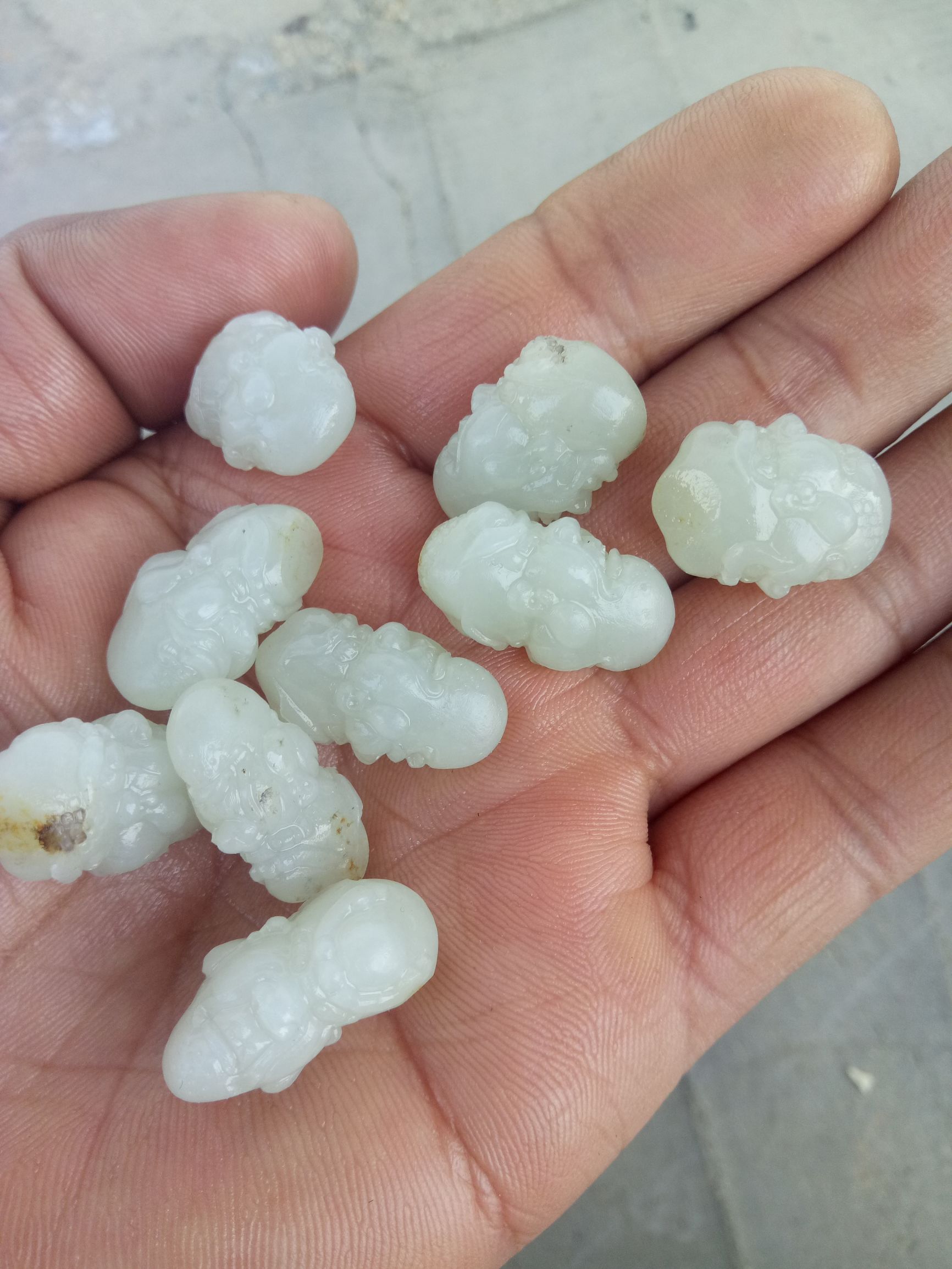 巴掌大的玉矿石值多少钱,巴掌大的玛瑙原石能卖多少钱