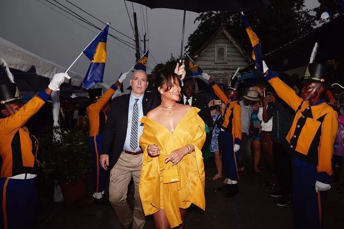 rihanna时髦精,rihanna个人品牌秀