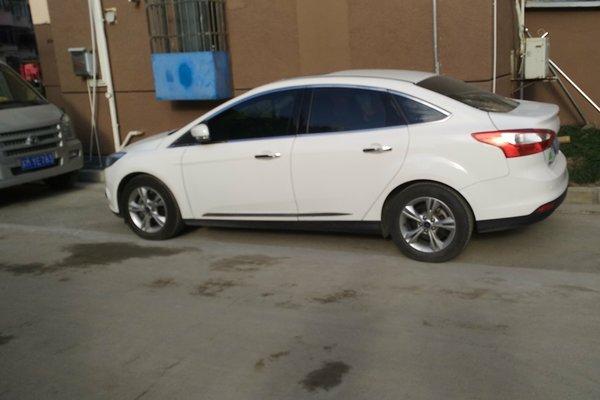 2012福克斯经典款两厢1.8国4,2012福克斯三厢1.6自动风尚版车宽