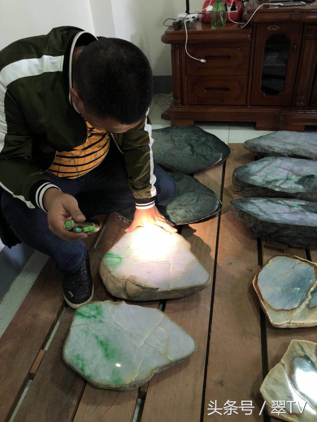 缅甸曼德勒角湾翡翠市场原石收购,缅甸角湾翡翠交易市场