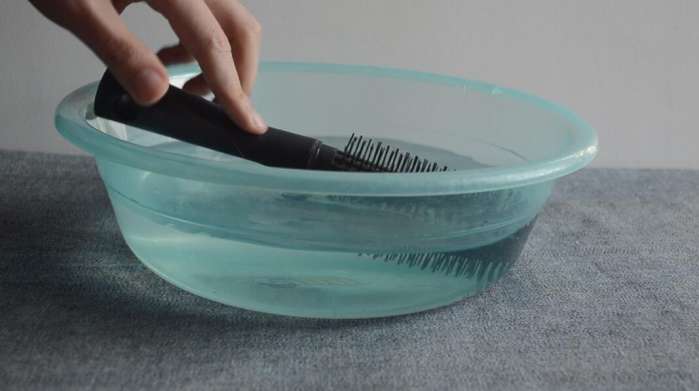 梳子上的油腻怎么洗,梳子黏黏的怎么才能去掉