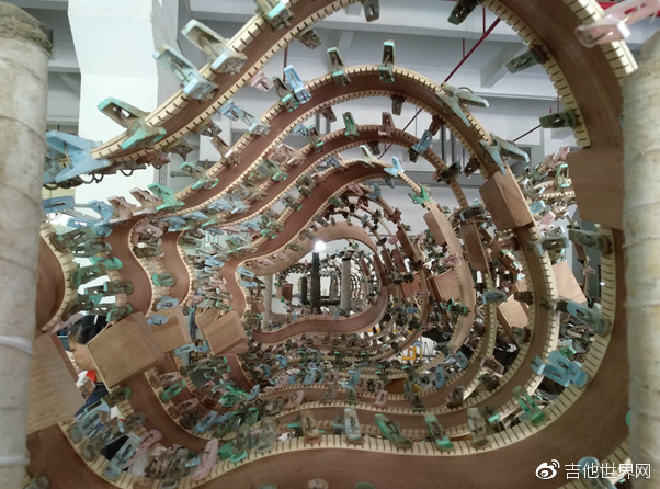 900元吉他和2000元吉他音色对比,吉他500元和一万元的音质区别