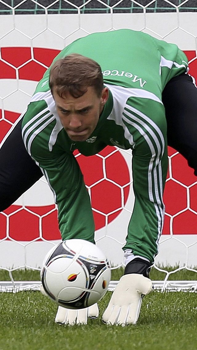 关于足球的炫酷手机壁纸,少年感的足球壁纸