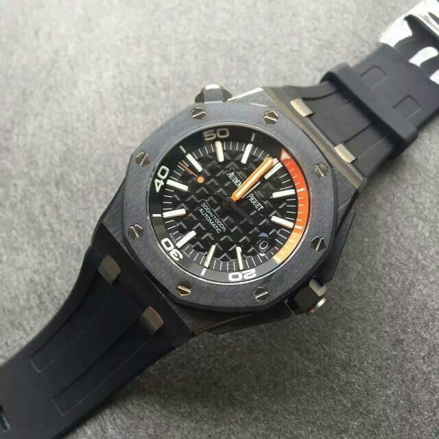 酷感十足的拉风腕表 (金黄色腕表优雅气质)