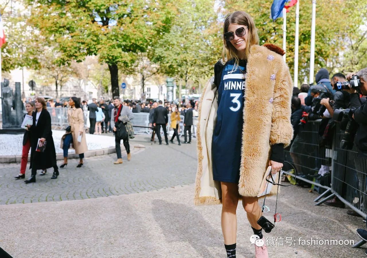 时髦潮女孩冬季穿搭攻略 (圣诞色彩搭配什么衣服)