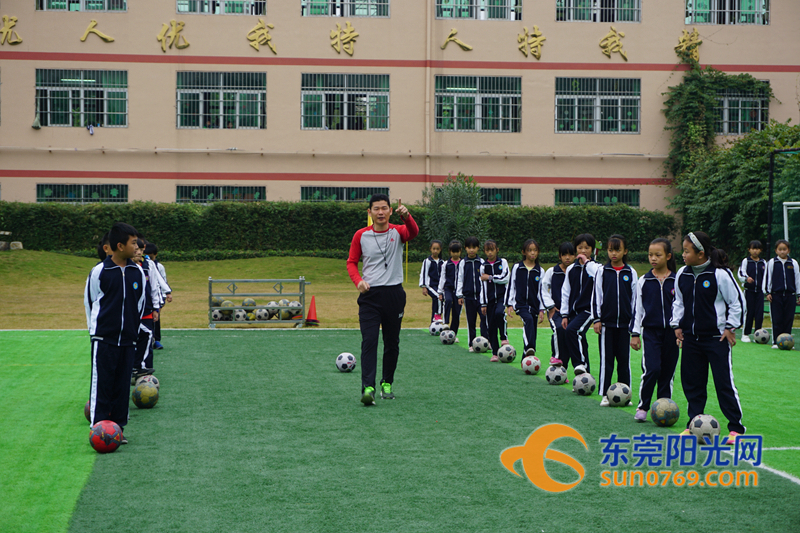 谢岗这家民校的同学幸福！能得到市教学能手亲自指点踢足球