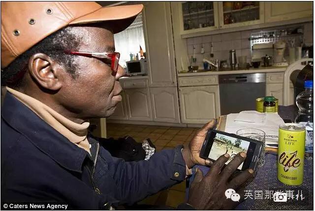 做着修理工的活，顺便用skype管理国家的国王，大概这是唯一一个