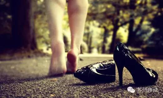 心疼！*疆新**妹子身上的这个痛，光看着就想上去抱抱！