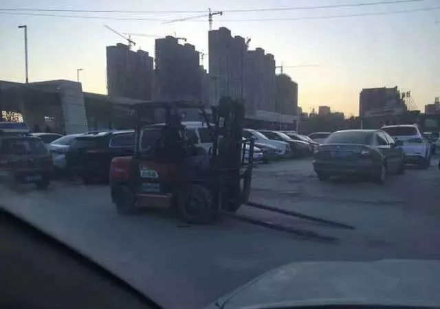 「1041新闻眼」车被挡咋办？郑州霸气停车管理员开叉车铲走！叉车……